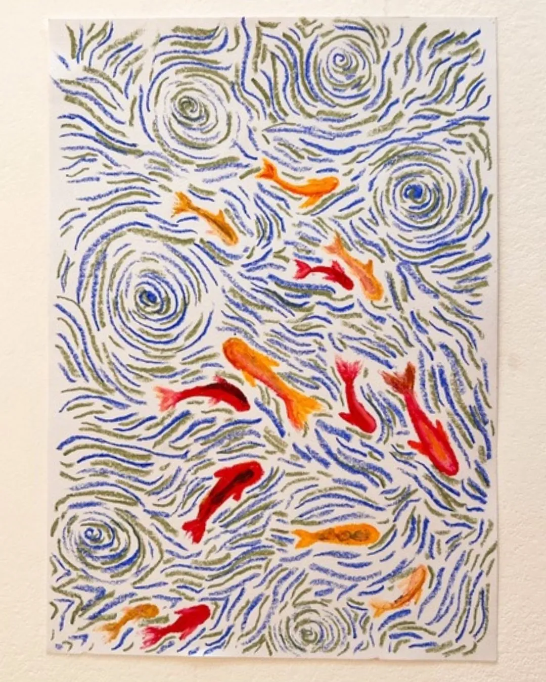 Desenho em pastel de peixinhos vermelhos e laranjas nadando entre redemoinhos azuis e verdes