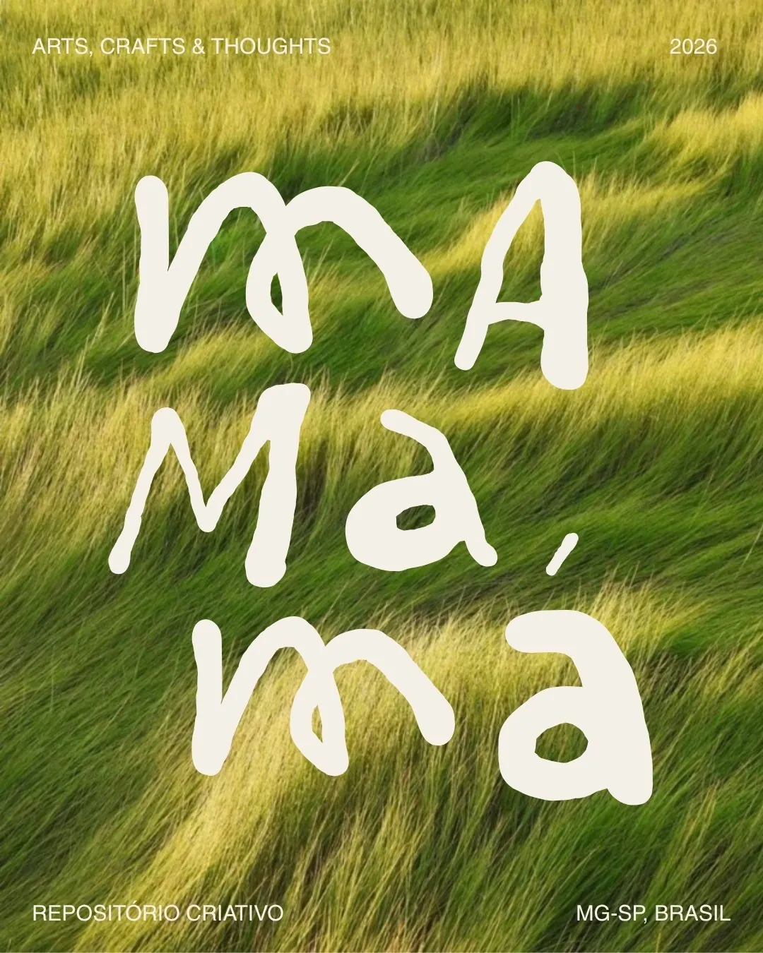 Capa da Mamamá: a palavra mamamá escrita à mão em letras grossas brancas sobre um campo de grama ao vento, com os textos arts, crafts and thoughts, repositório criativo, MG-SP Brasil, 2026